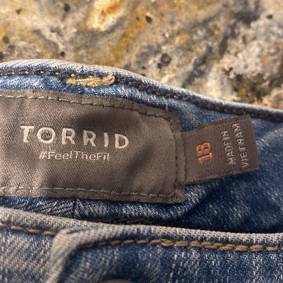 Womens Torrid solid blue stretch plus size denim shorts size 18 - Picture 3 of 4